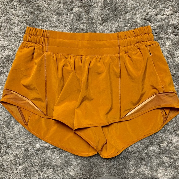 NWOT Lululemon Hotty Hot LR Shorts 2.5